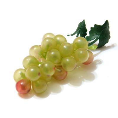 Зеленые грозди винограда