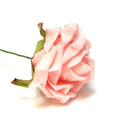 Розовые искусственные розы