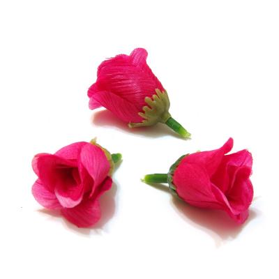 Розовые бутоны роз
