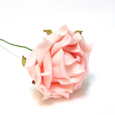 Розовые розы красивые искусственные