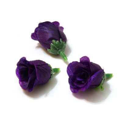 Фиолетовые бутоны роз
